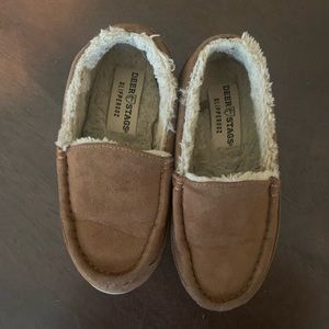 Deer stags boys size 1 slippers. Faux fur lining. Only worn inside a few times.